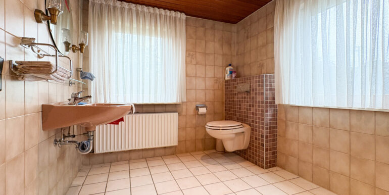 Badezimmer (EG)