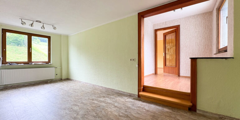 Küche mit Zugang zum Wohnzimmer(OG)