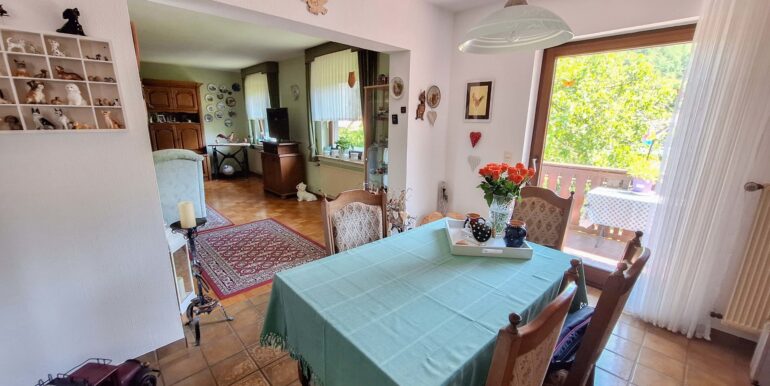 Esszimmer mit Blick ins Wohnzimmer EG