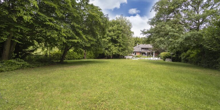 Ca. 3800 m² großes Grundstück