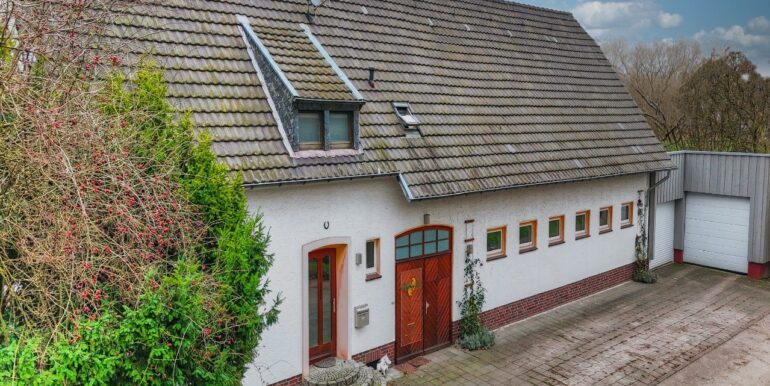 Wohnhaus und Gewerbefläche