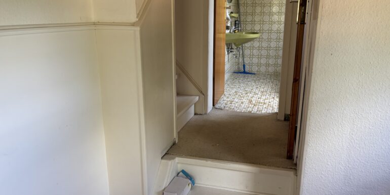 Flur mit Zugang zu Treppe und Bad