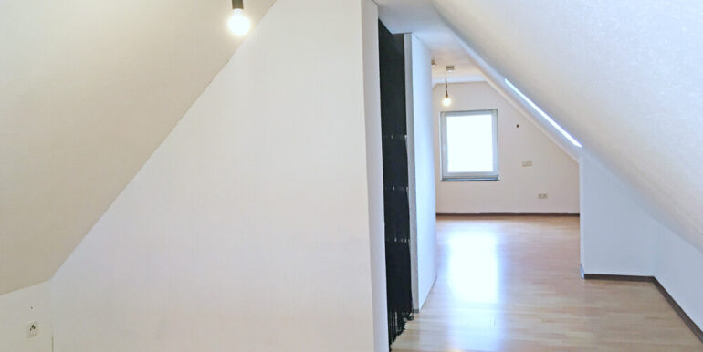 Empore mit Einbauschrank