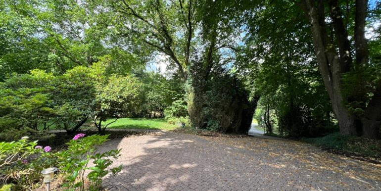 Einfahrt zum Anwesen