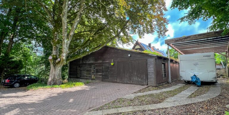 Garage und Stellplatz