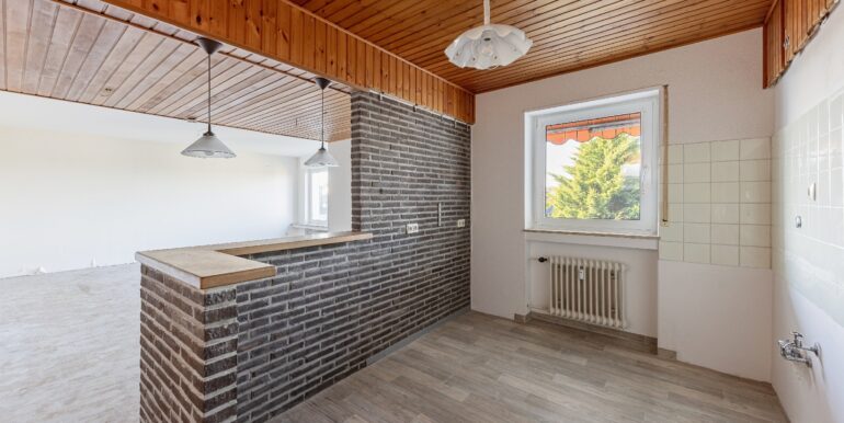 offene Küche mit Blick in den hellen Wohnraum