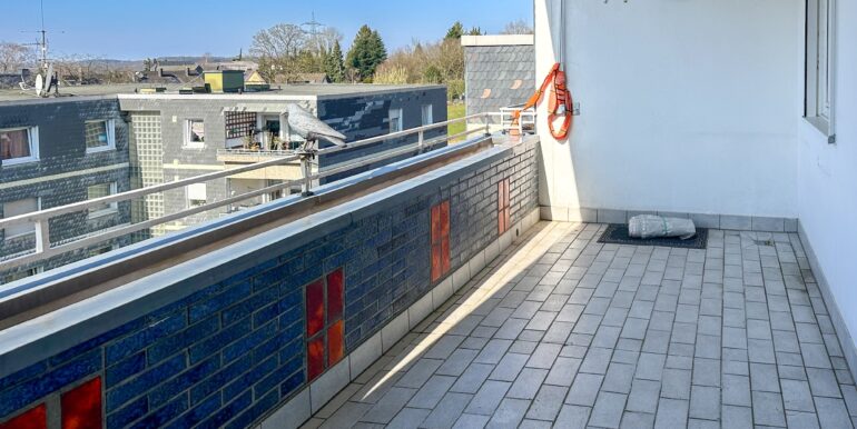 großer Balkon in Südausrichtung