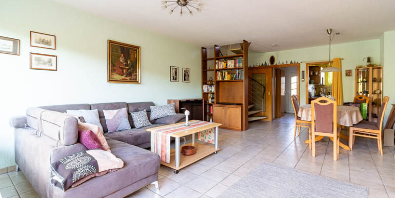 Offenes und einladendes Wohnzimmer, das modernen Komfort mit gemütlicher Atmosphäre verbindet.