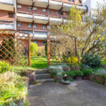 Südlich ausgerichteter Garten mit viel Sonnenlicht – der perfekte Ort für entspannte Tage im Freien.