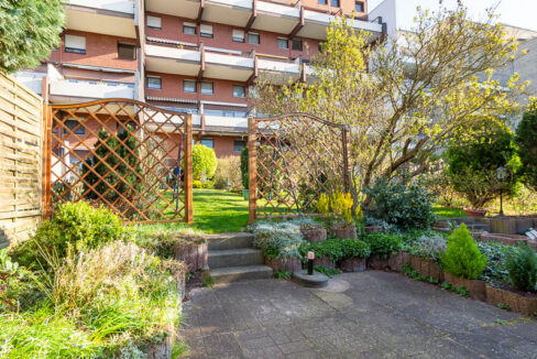 Südlich ausgerichteter Garten mit viel Sonnenlicht – der perfekte Ort für entspannte Tage im Freien.