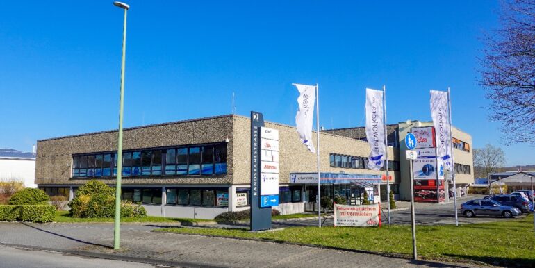 Zufahrt zum Bürohaus in guter Sichtlage