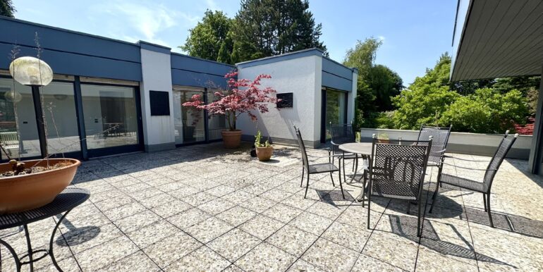 nicht einsehbare Atriumterrasse