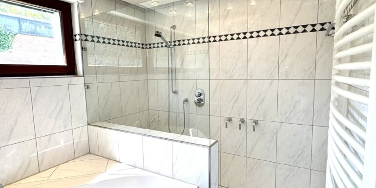 modernisiertes Masterbad