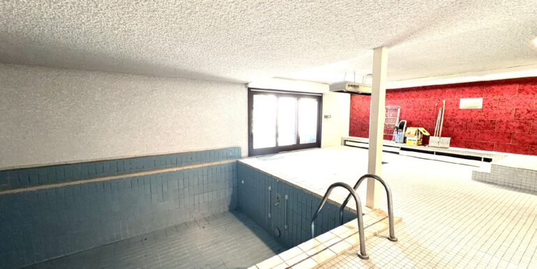 Schwimmhalle mit Gartenzugang