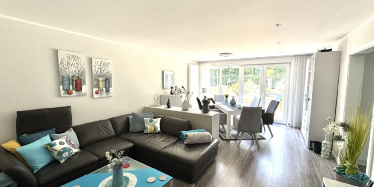 großzügiges Wohnzimmer