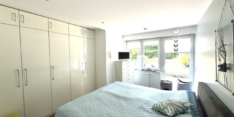 Schlafzimmer mit Einbauschrank