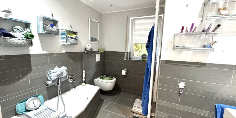 schickes Bad mit Badewanne...