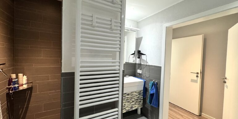 ...und bodentiefer Dusche