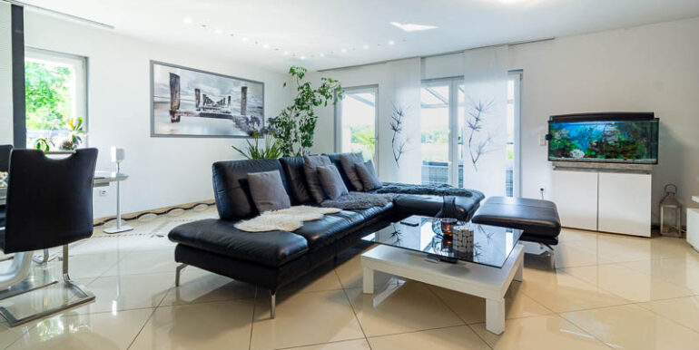 Offenes Wohnzimmer mit Blick ins Grüne – viel Licht, viel Platz, viel Wohlfühlen.