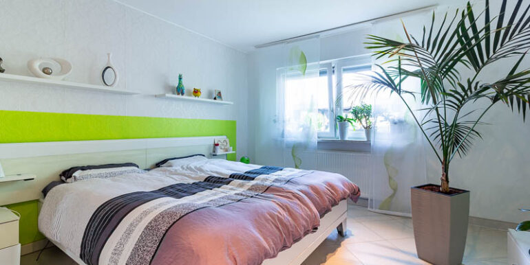 Durchdacht eingerichtet mit frischen Farbtönen – Schlafzimmer mit Charakter und Komfort.