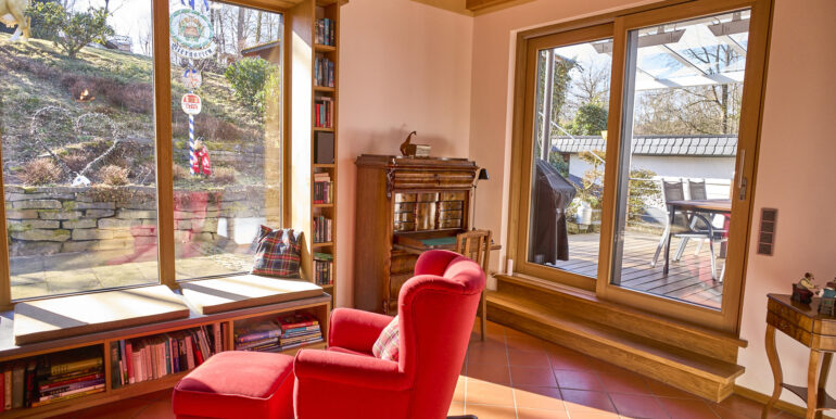 Wohnbereich mit Zugang zur Terrasse