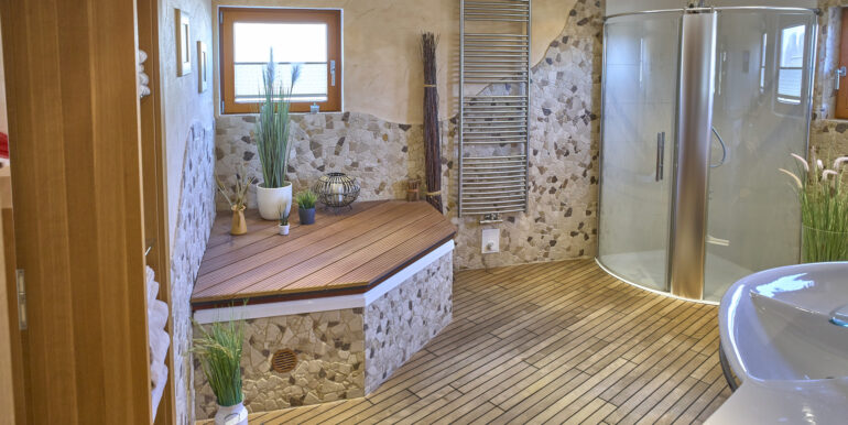 Großzügiges Bad im EG