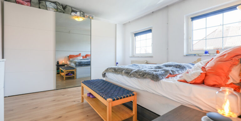 Schlafzimmer mit Zugang Badezimmer