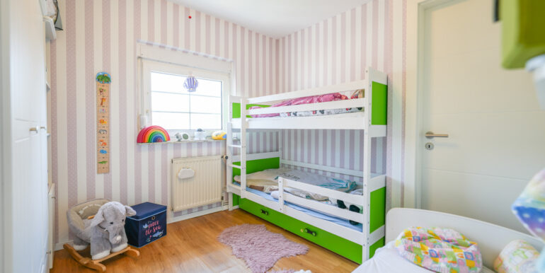 Kinderzimmer mit Zugang Badezimmer