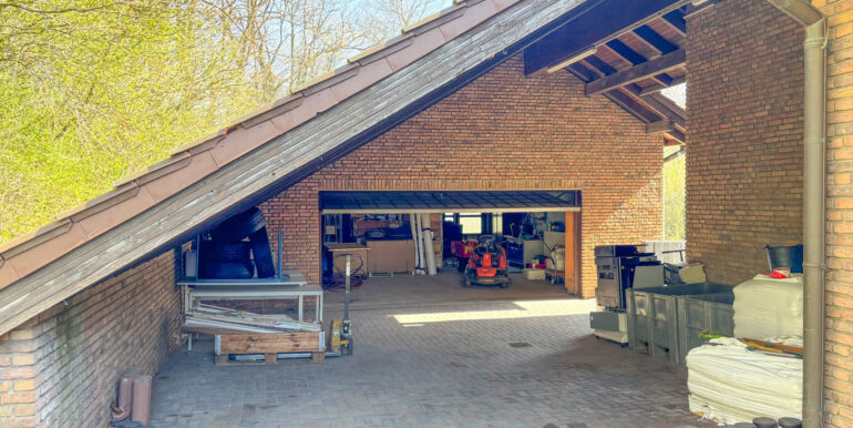 Garage und Unterstellplatz