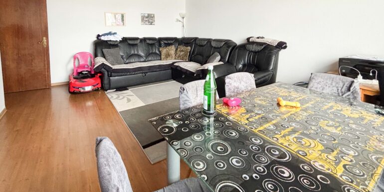 Wohn-/Esszimmer Wohnung 2. OG