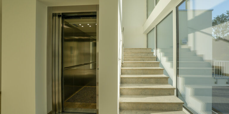 Treppenhaus / Aufzug