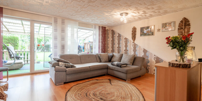 Wohnbereich mit Blick auf die Terrasse