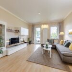 lichtdurchlutetes Wohnzimmer mit Balkon