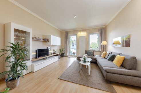 lichtdurchlutetes Wohnzimmer mit Balkon