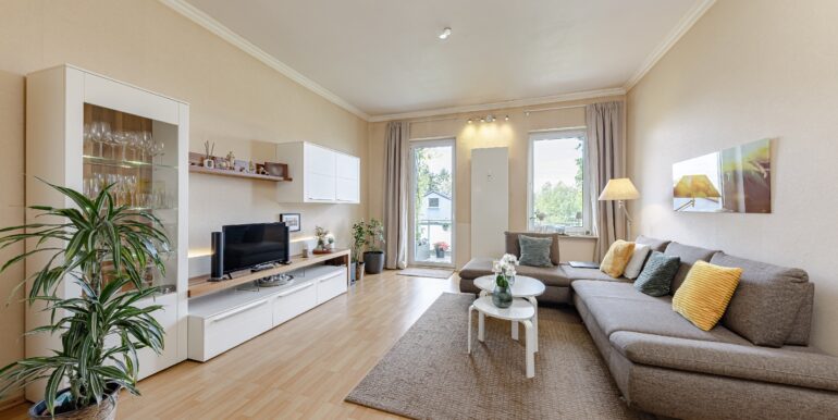 lichtdurchlutetes Wohnzimmer mit Balkon