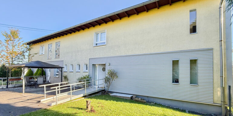 Seitenansicht mit Rampen