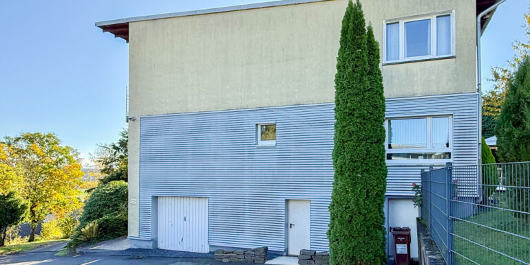 Seitenansicht mit Garage