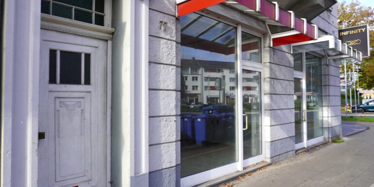 Hauseingang & Ladenlokale