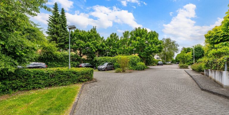 Parkplätze vor dem Haus