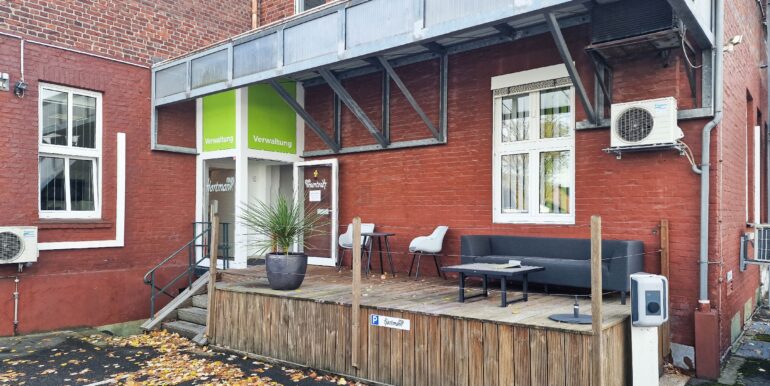 Pausenterrasse/Hintereingang