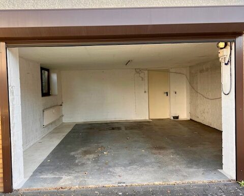 Haushälfte 2 sehr grosse Garage mit Durchgang ins Haus