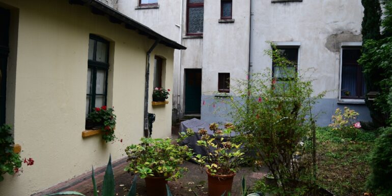 Flügelanbau und Garten