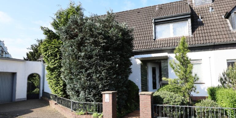 Vorderansicht mit Garage