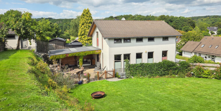 Blick vom Garten zum Haus