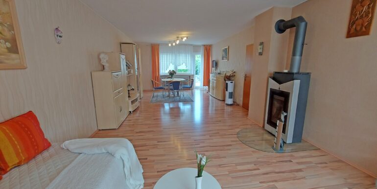 Wohnzimmer mit Blick zum Esszimmer