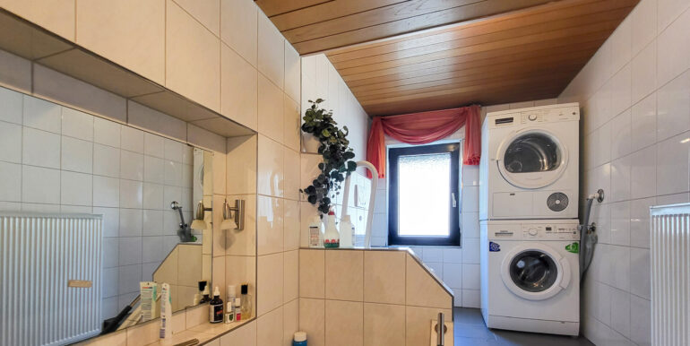 Bad EG mit Waschmaschinenanschluss