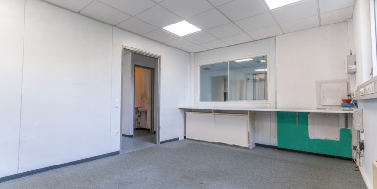 Büro mit Fenster zum Empfang