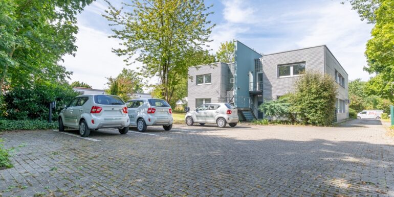 Parkplätze mit 4 Elektro-Ladesäulen