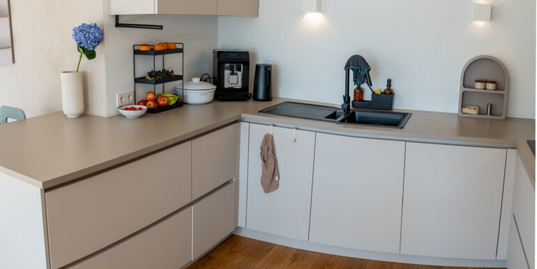 Küche mit Einbauküche