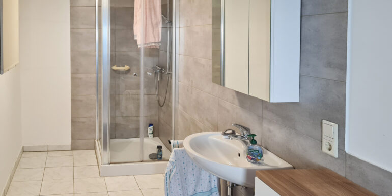 neuwertiges Duschbad EG